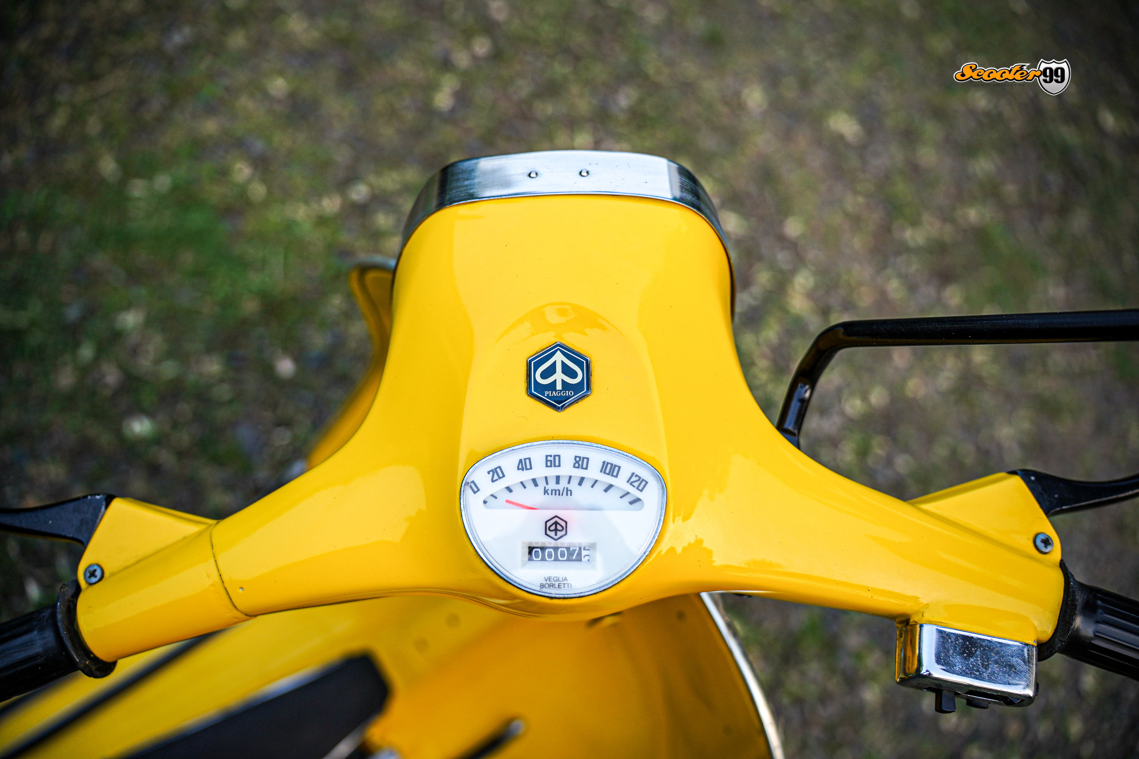 Vespa 150 Super Yellow – rear view